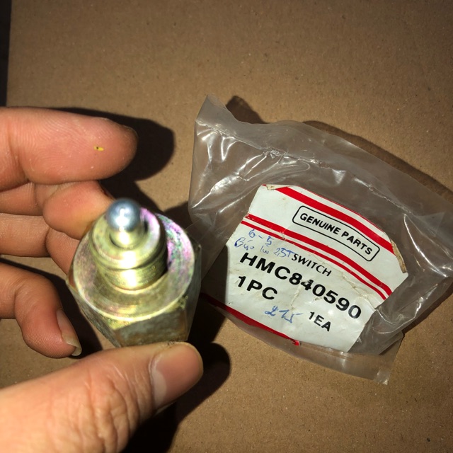 phutungthaythe| núm báo lùi ô tô huyndai 2,5 tấn ( núm báo lùi oto)