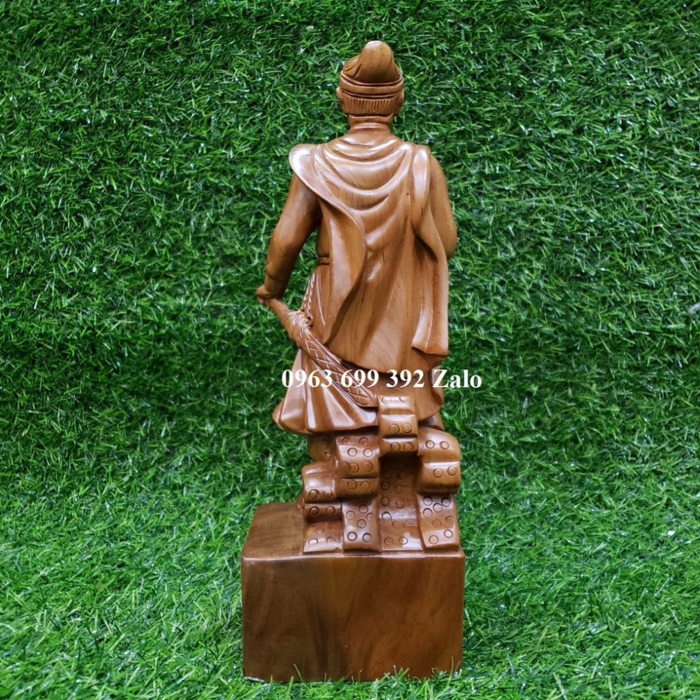 Tượng Quốc công tiết chế hưng đạo vương Trần Quốc Tuấn