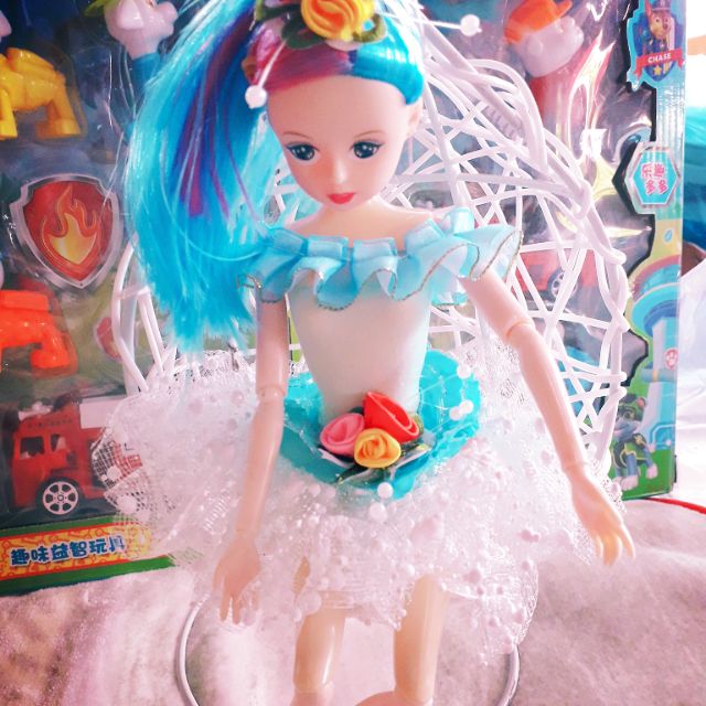 Búp bê ngồi xích đu