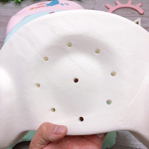 Gối lõm cao su hình bán nguyệt có lỗ thông khí thoáng mát an toàn cho bé sơ sinh