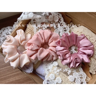 Cột tóc vải scrunchies hồng paátel (handmade)