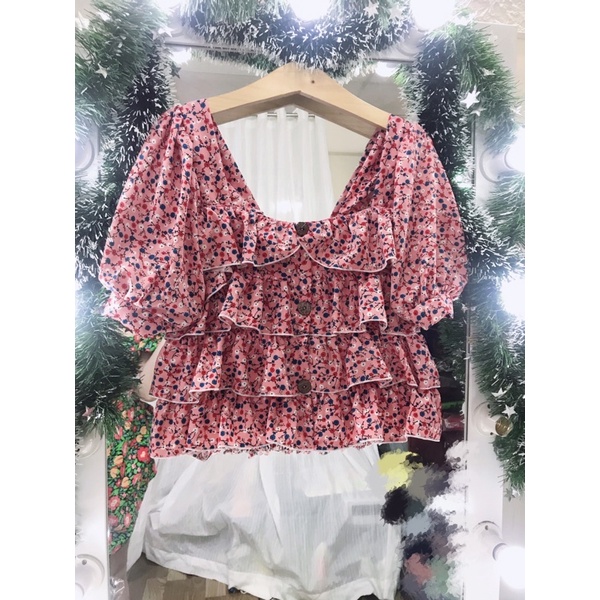 Áo 4 bèo đính nút