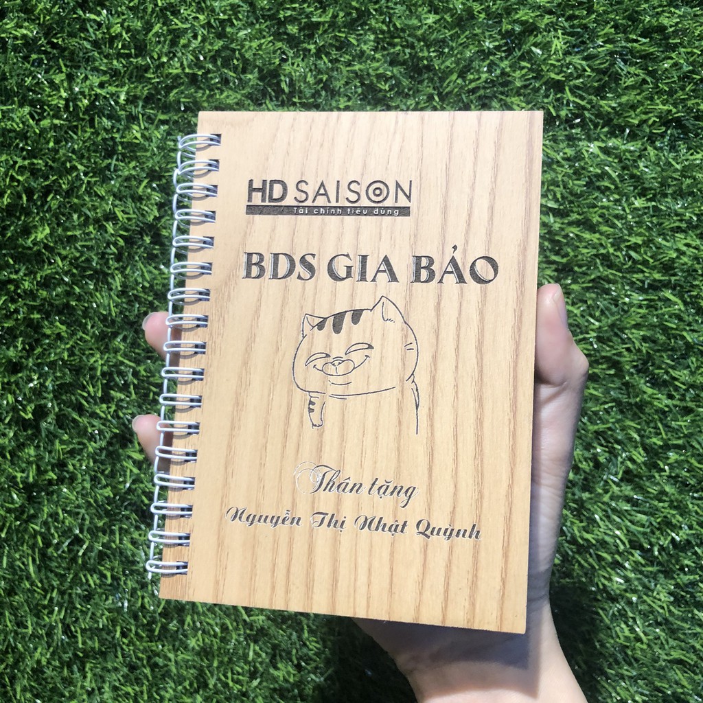 Sổ tay cá nhân làm quà tặng cho khách hàng - Khắc hình mèo ú cute và khắc logo công ty theo yêu cầu