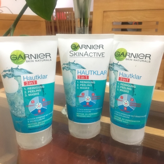 Gel rửa mặt GARNIER 3 trong 1 tác dụng làm sạch da, tẩy tế bào chết kết hợp mặt nạ dưỡng từ đất sét trắng làm trắng da