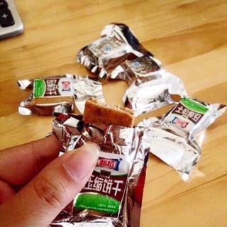 1 chiếc lương khô mini random vị