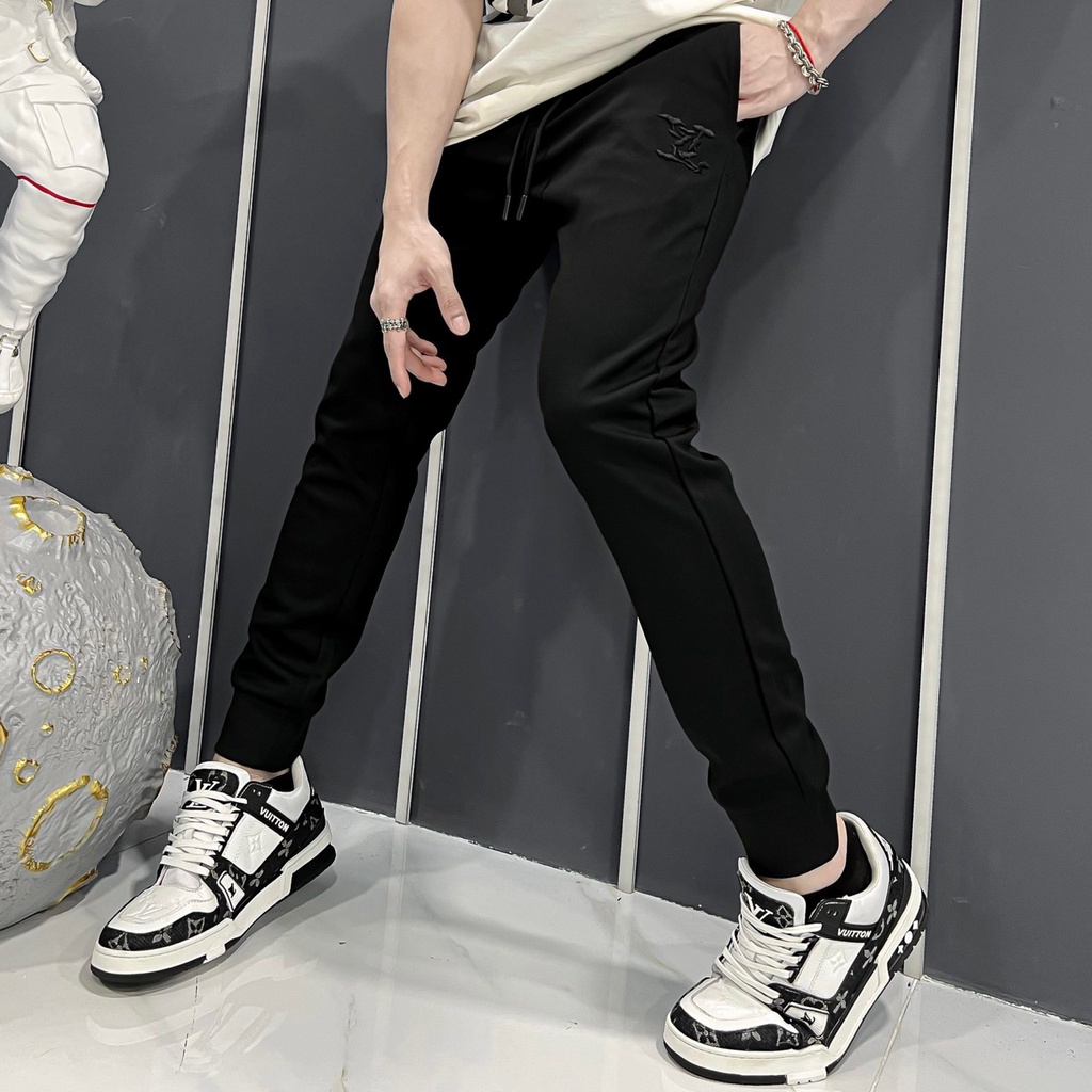 Quần jogger Louis Vuitton logo nổi túi sau khóa zip LA 2022 on web