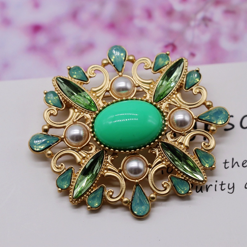 New Baroque Green Protein Effect Resin Gem Diamond Brooch Retro Elegant Brooch Reduced Age Temperament Brooch