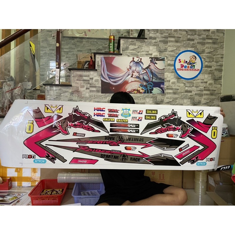 ( Quí khách vui lòng mang ra tiệm cho thợ dán ) Tem Raider thuơng hồng đen