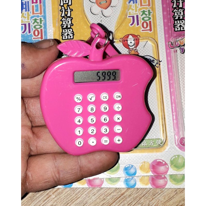 Một chiếc móc khóa kèm máy tính mini siêu dễ thương có nhiều hình dạng và màu sắc có sẵn pin