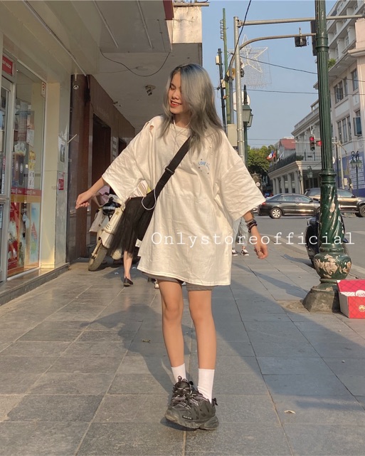 Tee “love club” trắng oversize