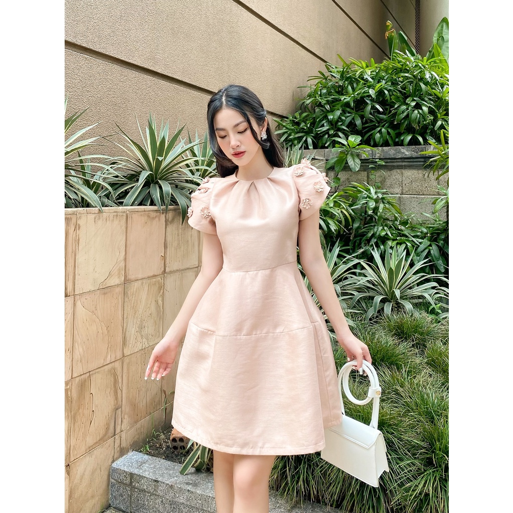 RẬP - Đầm Hồng Tay Đấp Đính Hoa Cổ Xếp  - ANNI 13