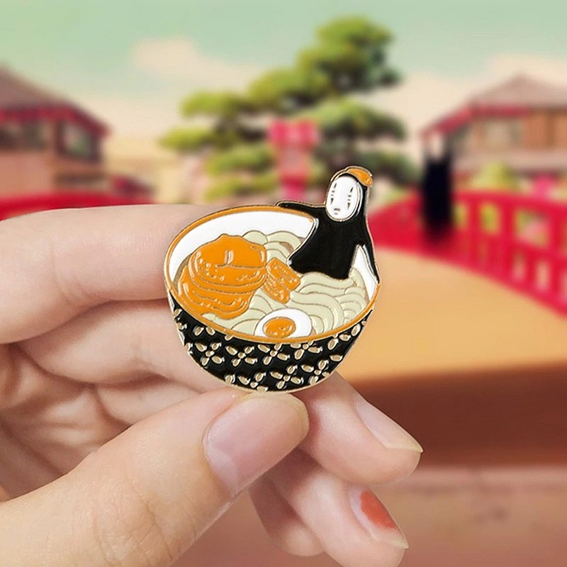 Pin cài áo vô diện Kaonashi trong tô mì - GC249