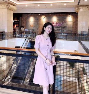 Váy hồng khuy hoa dọc