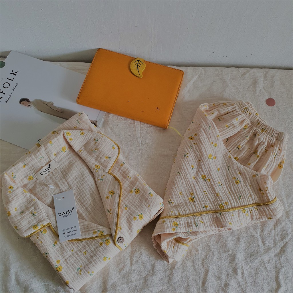 Pyjama xô muslin hoa vàng nhí nền kem | BigBuy360 - bigbuy360.vn