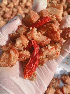 tốp mỡ thịt liền da heo giòn như da