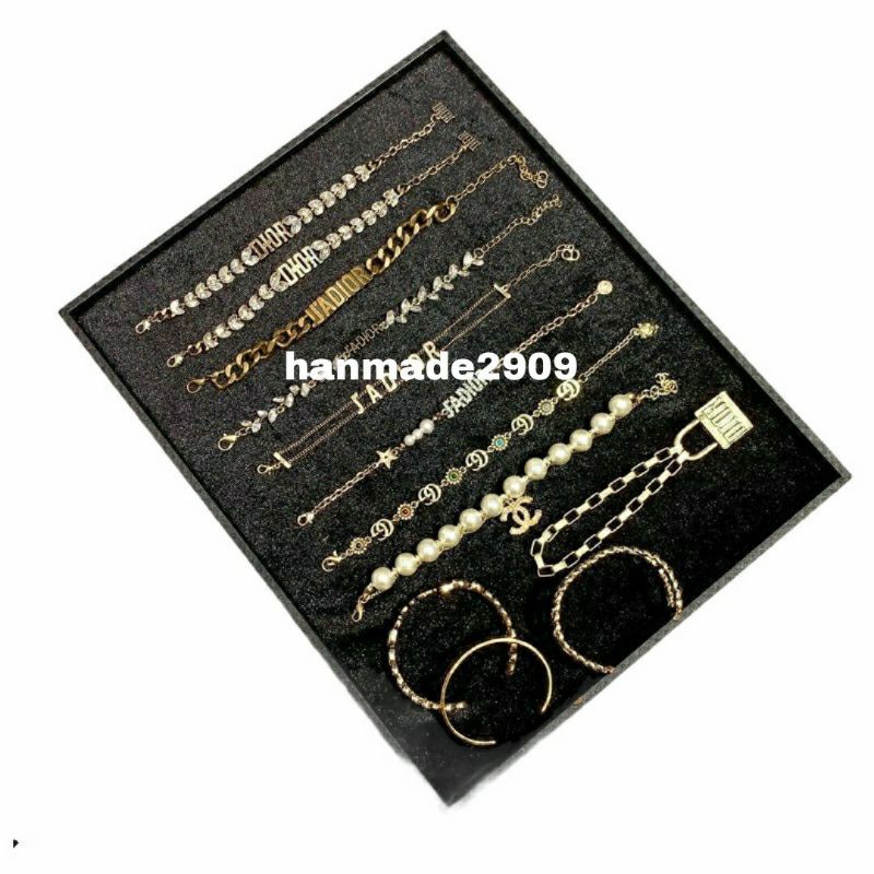 Khay nhung bọc gổ trưng dây chuyền có  nhiều móc treo