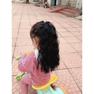 Cột tóc giả xù mì cho bé yêu.
