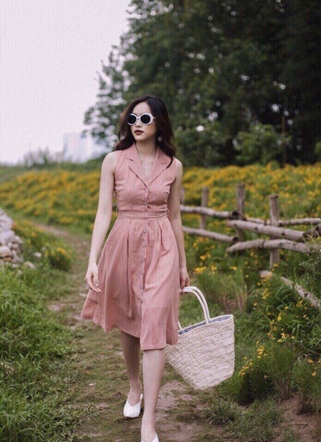 Váy kẻ cúc giữa