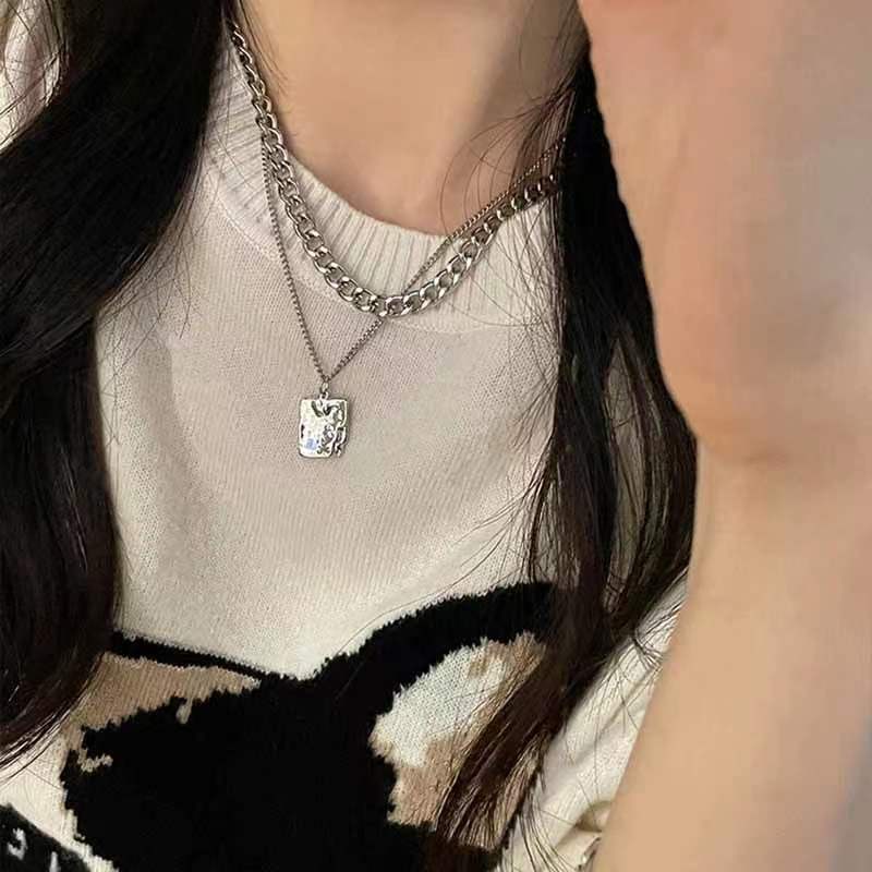 Dây Chuyền Mặt Vuông Nhãn Hiệu Thời Trang Sang Trọng