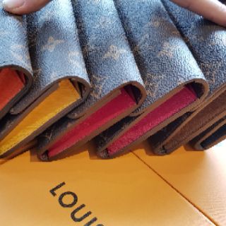 Ví nữ cúc bấm chữ LV