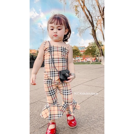 Bộ thiết kế quần kẻ đuôi loe cho bé gái