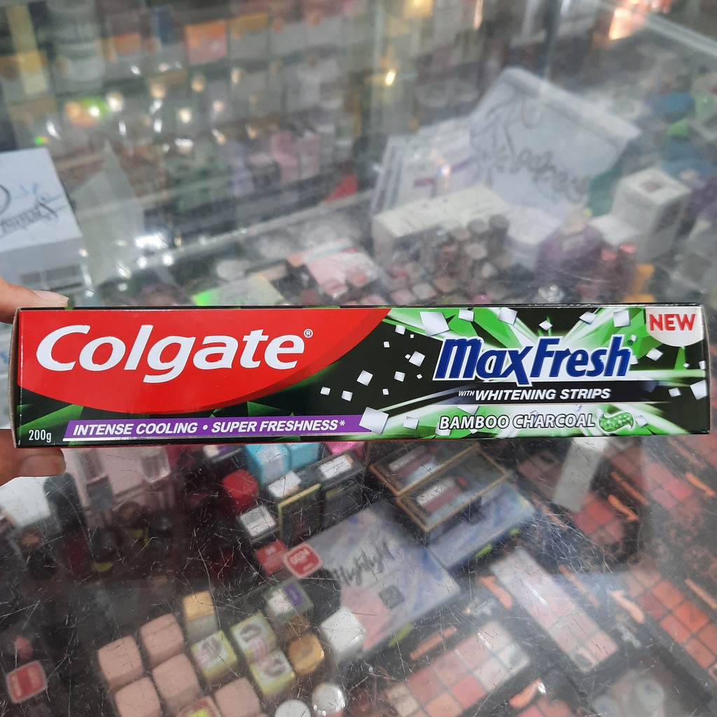 Kem đánh răng Colgate MaxFresh tinh chất than tre 200g