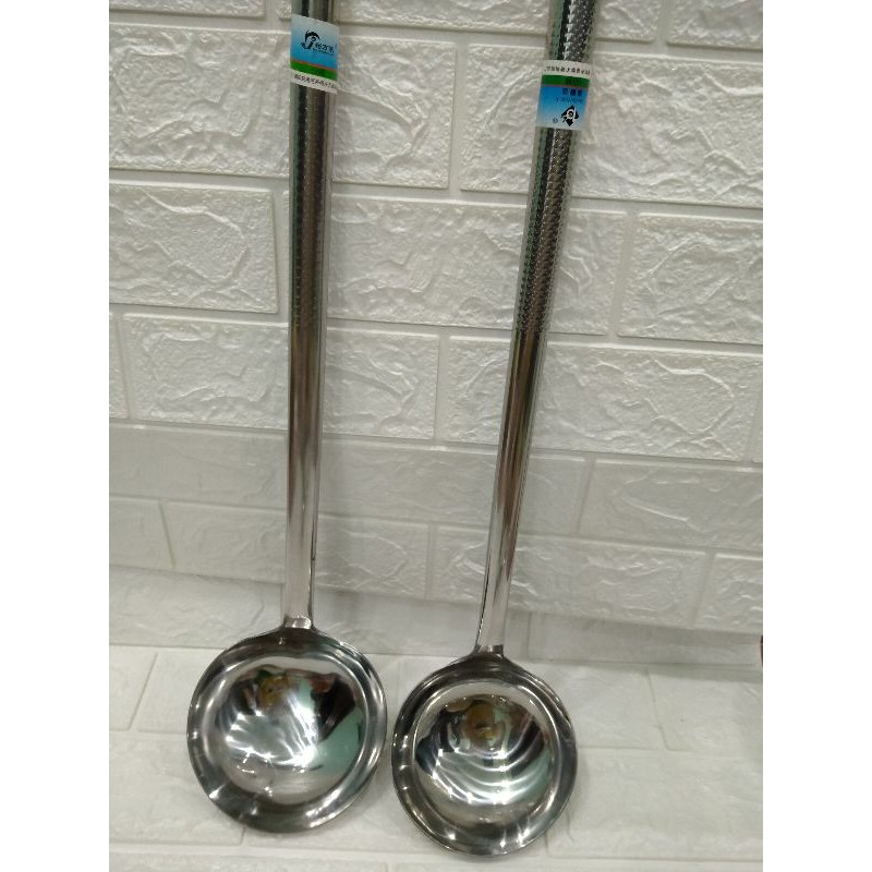 Môi to đầu bếp múc phở, bún ,cháo