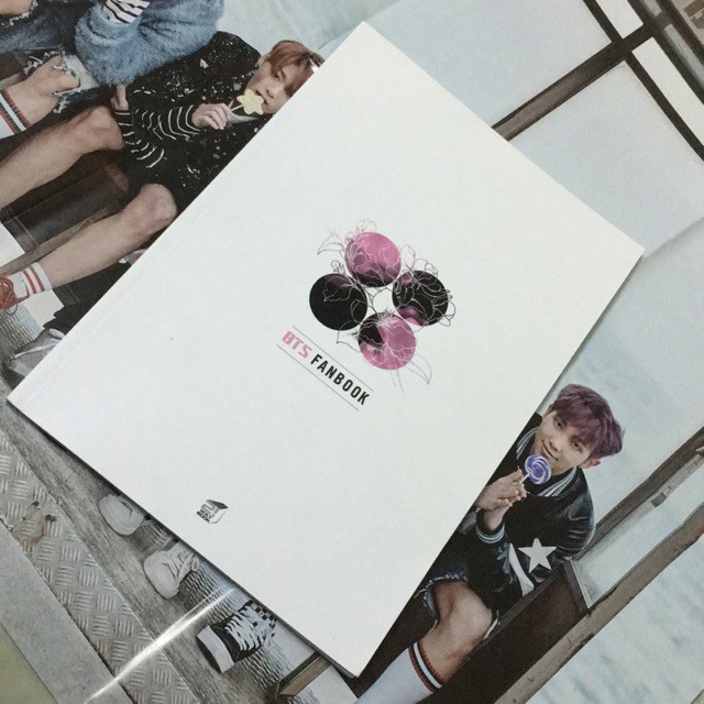 [HÀNG CÓ SẴN] BTS Fanbook kèm poster khổ A1 và ống tuyp đựng poster