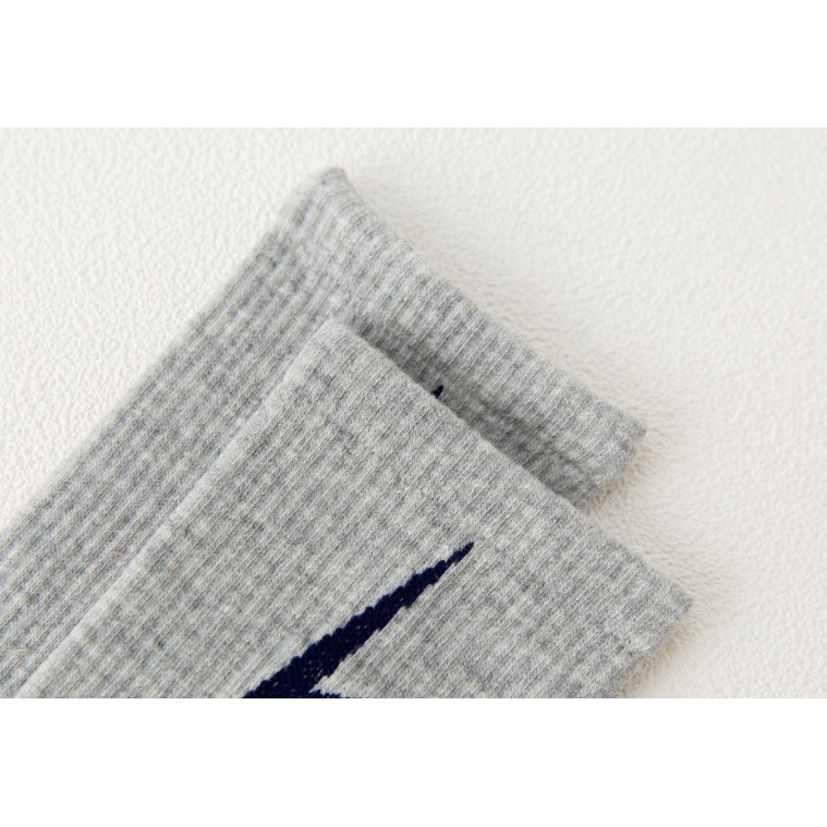 Vớ cao cổ hình tia chớp Unisex phong cách thể thao, trẻ trung và năng động.