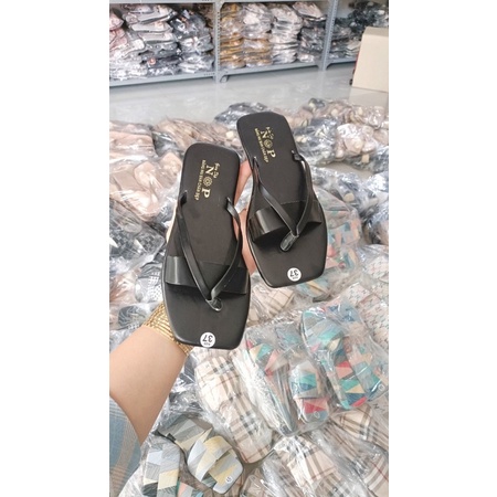 dép kẹp kiểu 2 dây kèm bản quai ngang đầu vuông nền nhám. nắng mưa đều mang được. ( hình tự chụp)