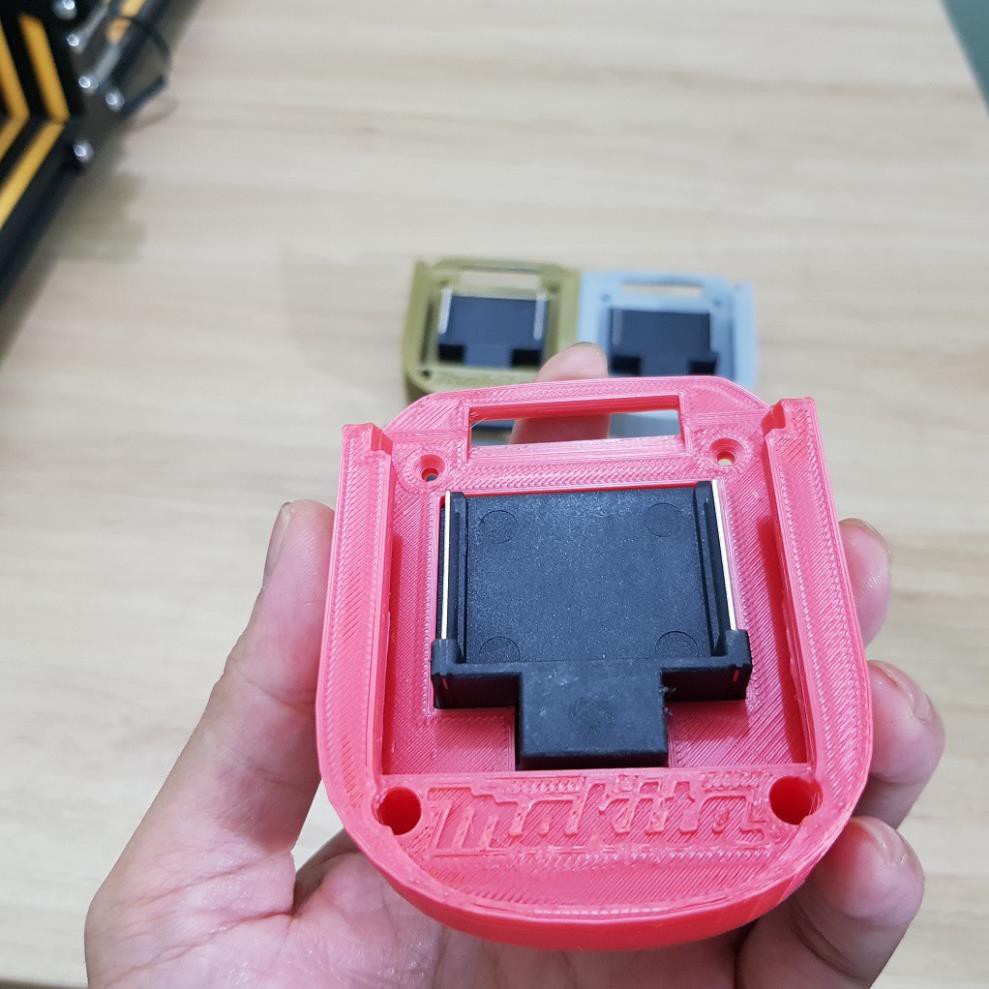 Đế gài dùng nguồn pin Makita kèm chân tiếp điểm cho nhiều máy khác