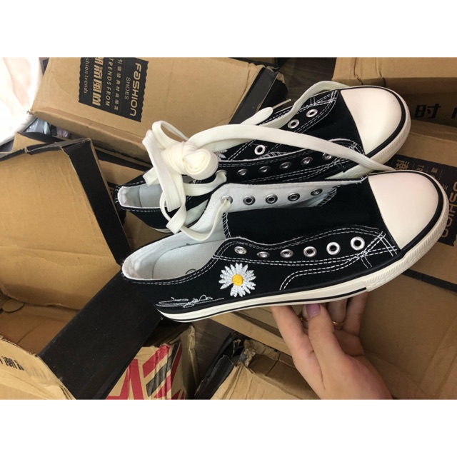 Giày thể thao hoa cúc