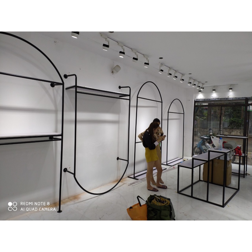 Giá treo bắn tường hình vòm cong 2 tầng - Khung treo quần áo - Giá kệ cho shop thời trang