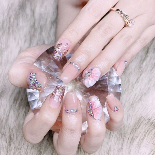 Viên kim cương nhân tạo chụp ảnh nail