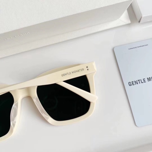 Kính râm gọng trắng