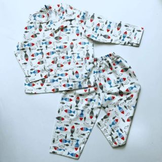 Pyjama cá chép xinh nền trắng , bé trai bé gái mặc đều đẹp. Pijama vải thô lụa 100% cotton thoáng mát.