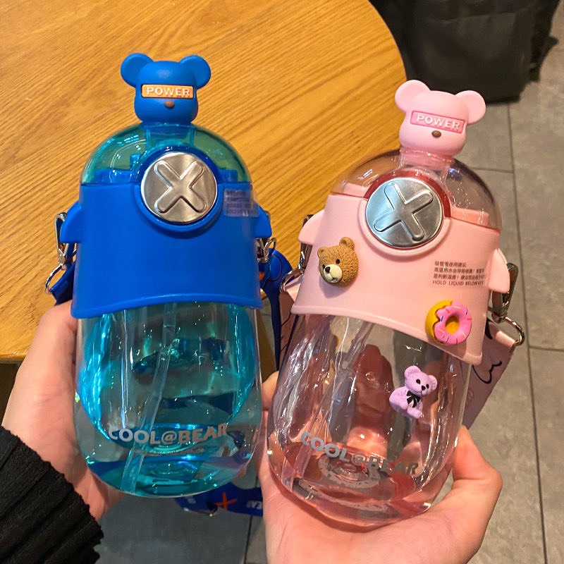 Bình Nước 630ml Hình Gấu Siêu Dễ Thương Có Dây Đeo Vô Cùng Xinh Xắn Có Vòi Uống Nước