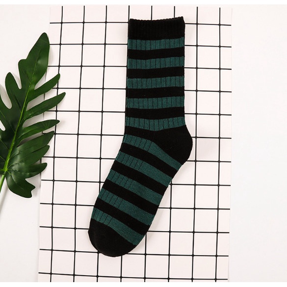 Tất Vớ Nam Nữ cổ cao Kẻ Sọc phong cách trẻ trung, năng động.