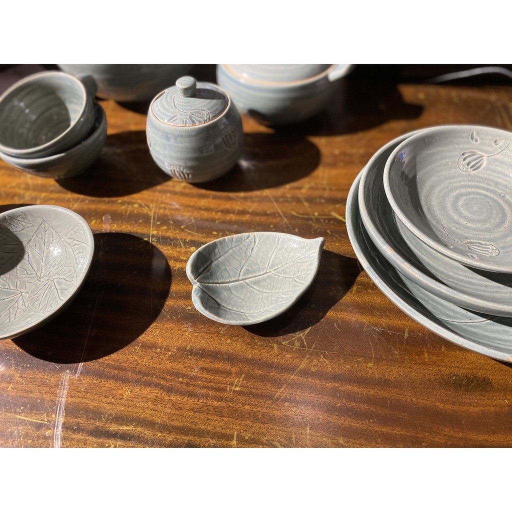 Đĩa lá bằng gốm thủ công Bát Tràng men xanh lam, độ bền tốt, họa tiết độc đáo - phụ kiện decor trang trí Dreamers