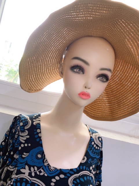 Mũ vành to vành nhỏ đi biển màu nâu