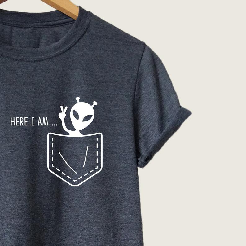 Áo Funny Alien Shirt, Graphic Tee For Woman, Vintage T Shirt, Unisex Alien Pocket T-Shirt Here I Am