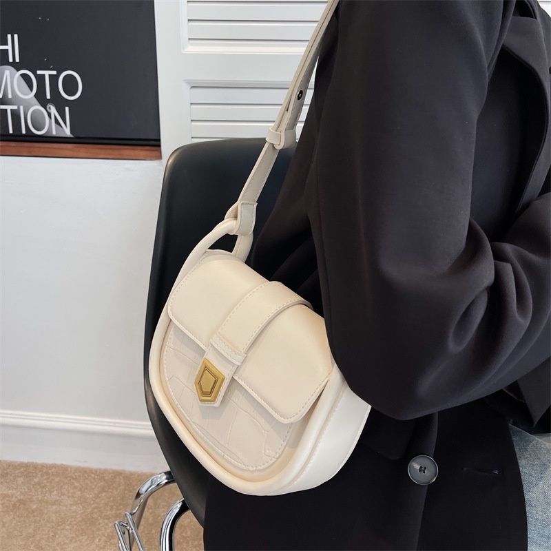 Túi xách nữ kẹp nách đeo chéo da mềm viền vòm khóa nhọn cao cấp CV35