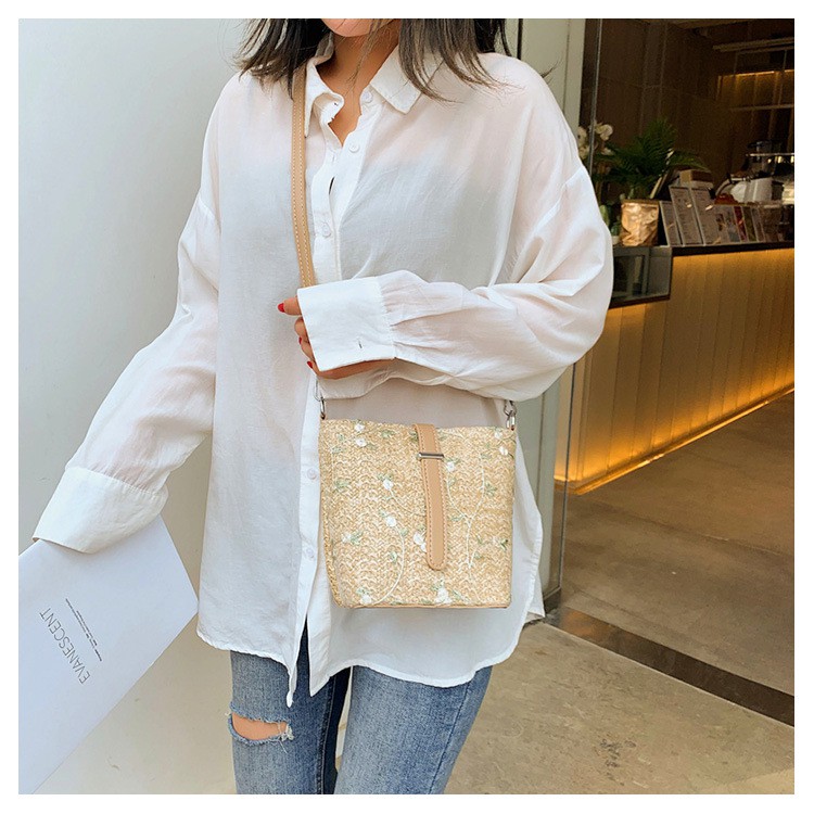 TÚI ĐEO CHÉO CỐI CỰC XINH  XỊN XÒ KÈM REN THÊU HOA LÁ ĐANG LÀM MƯA LÀM GIÓ