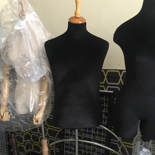 Manocanh nhung mặc vest nam