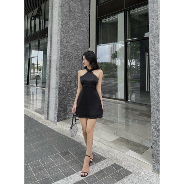 Đầm suông cổ yếm đen trăng