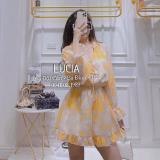 Jumpsuit hoa voan vàng cổ V tay dài hàng khuy, váy voan đính cúc ngực