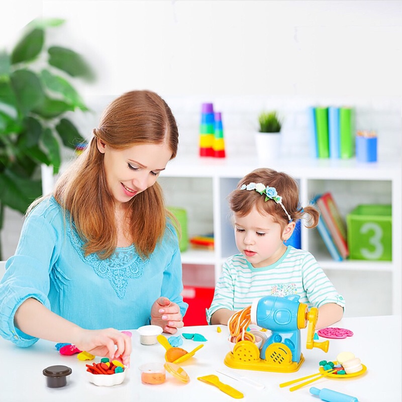Máy làm mì đất nặn, đất nặn làm spagetti, đồ ăn 6 màu kèm 12 khuôn cho bé chính hãng Deli - 67801