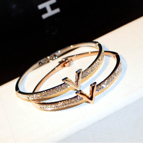 Vòng Tay Mạ Vàng 18k Mặt Chữ V Đính Đá Zircon Đơn Giản Thời Trang Cho Nữ