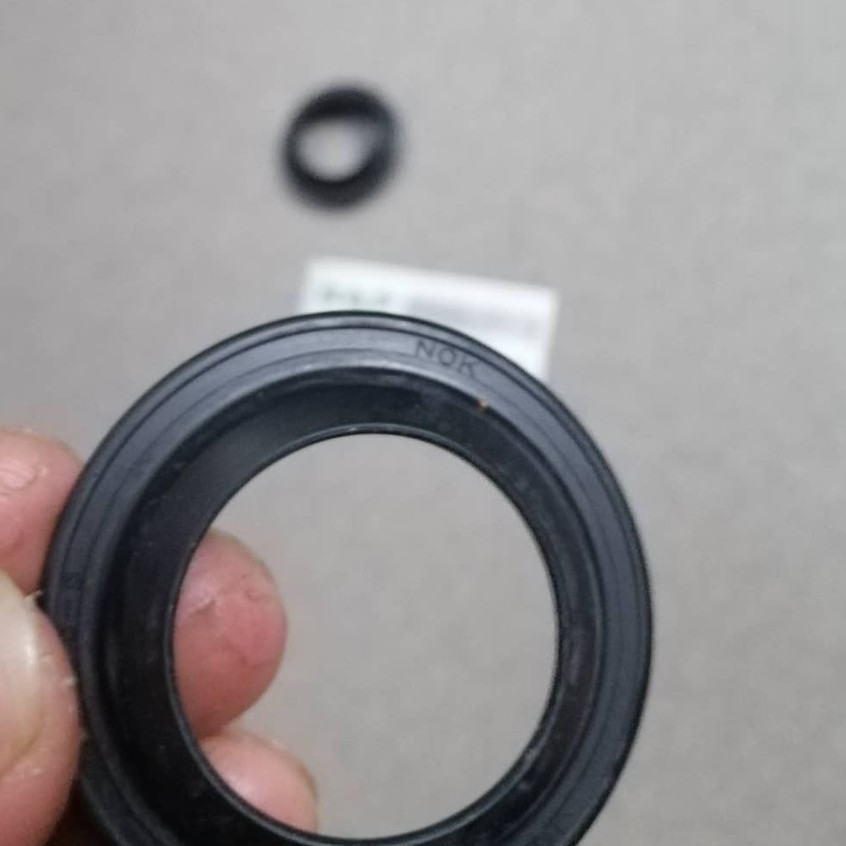 Phớt chắn bụi trước.