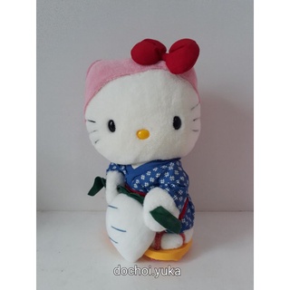 Gấu bông Hello Kitty cầm củ cải